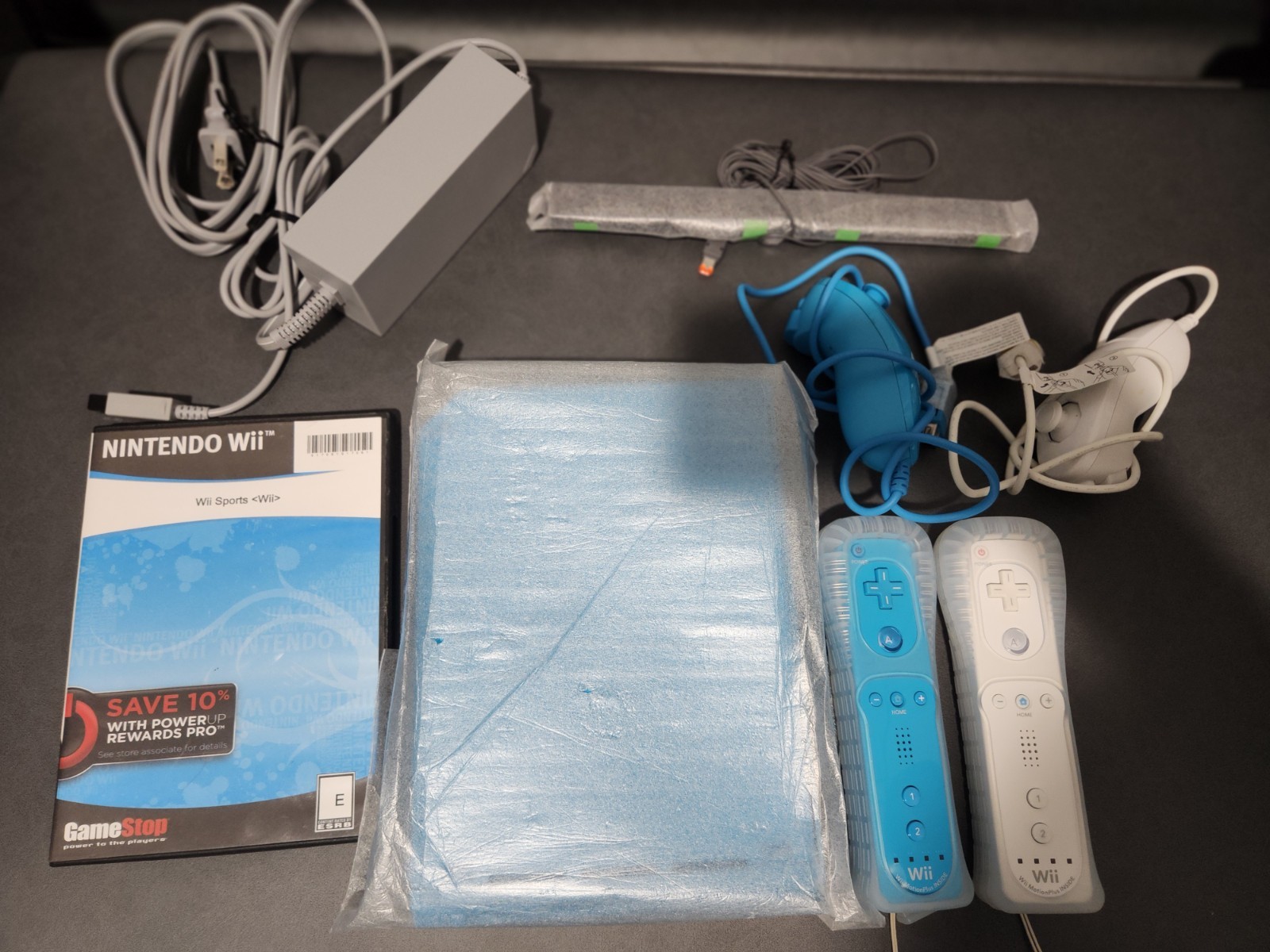 Nintendo Wii Limited Edition Blue Console In Original Box w/Wii Sports Disc