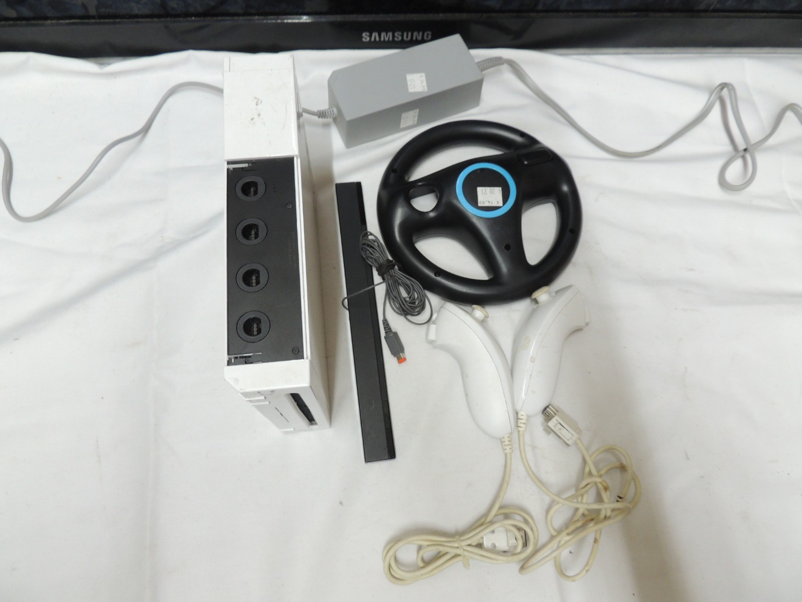 Nintendo Wii – RVL-001 White Bundle #19 NO AV CABLE