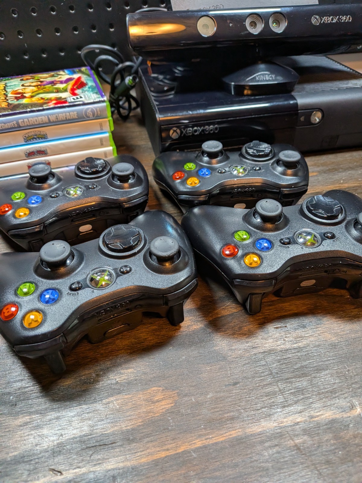 Xbox 360 E Console 500GB Bundle w/ Kinect 4 Controllers 6 Games Tested Working