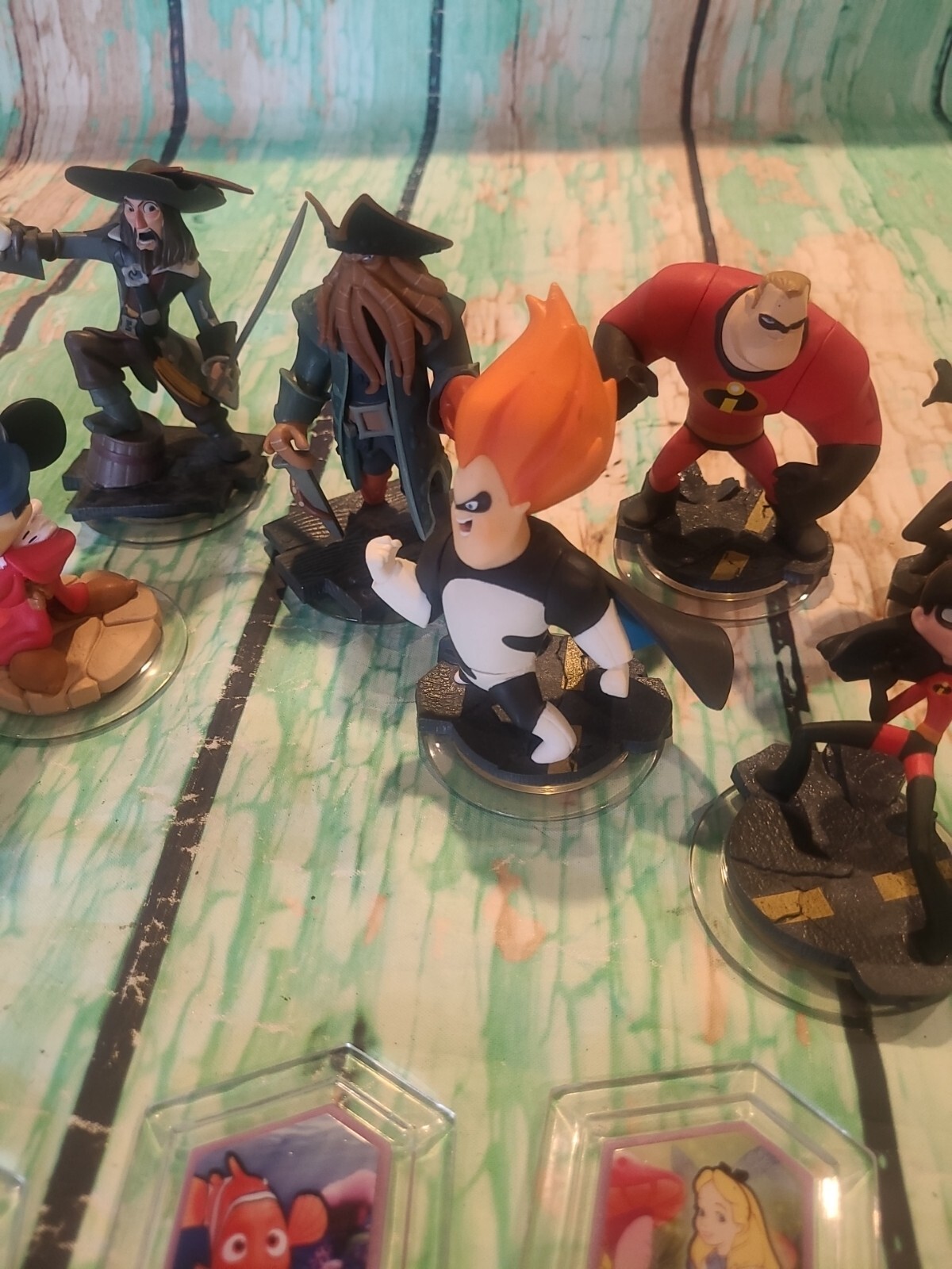 Disney Infinity Lot Of 14 Figures And 11 Power Disc The Incredibles Pirates