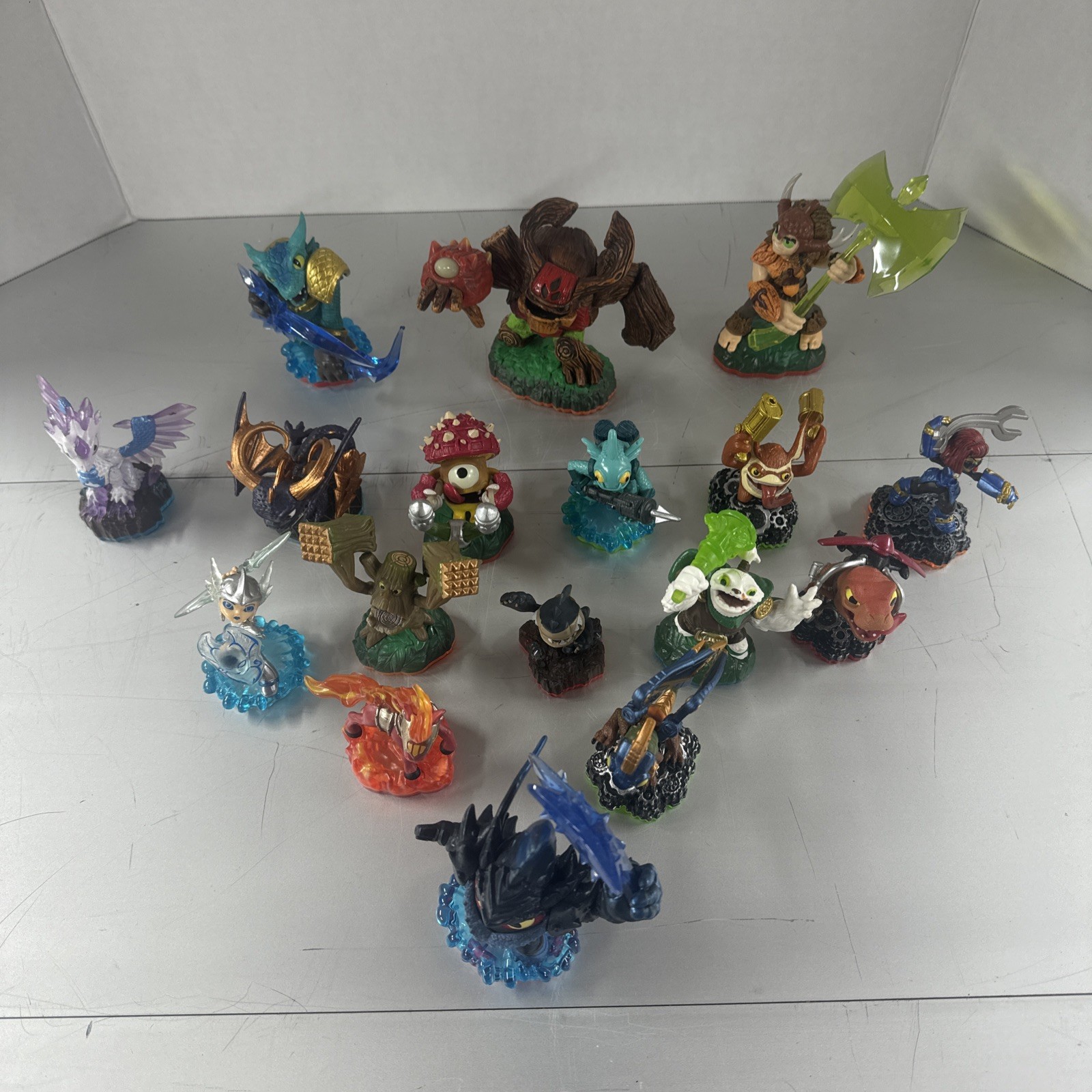 Skylanders Trap Team Lot Of 17 Figures, One Missing Hand