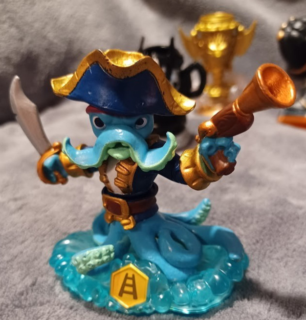 Mixed Lot of Skylanders: Giants,Trophies, Super Chargers etc. (14 in total)