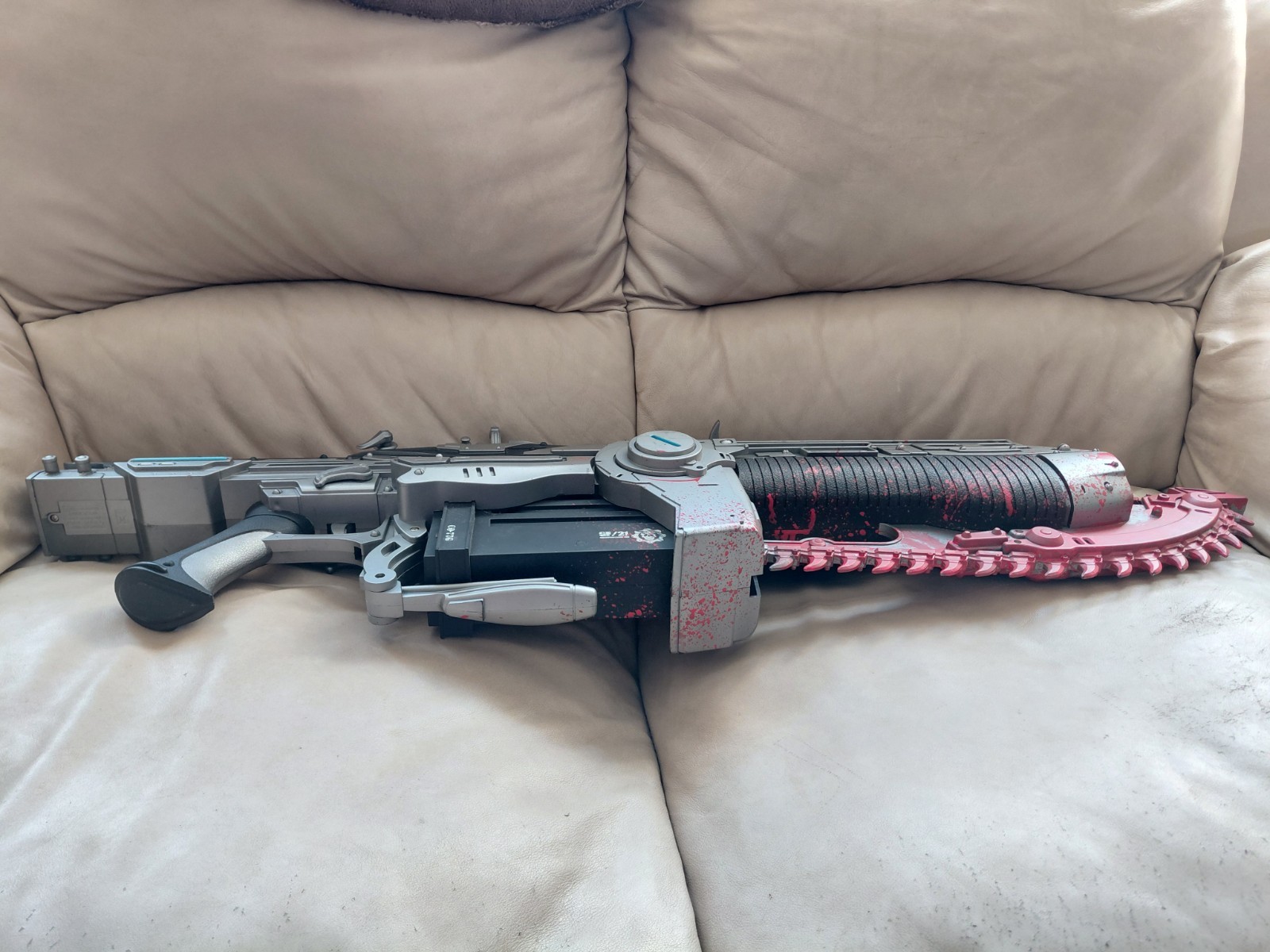 NECA Gears Of War Lancer Replica 2008 – Bloody Lancer – 36″ Full Size Prop