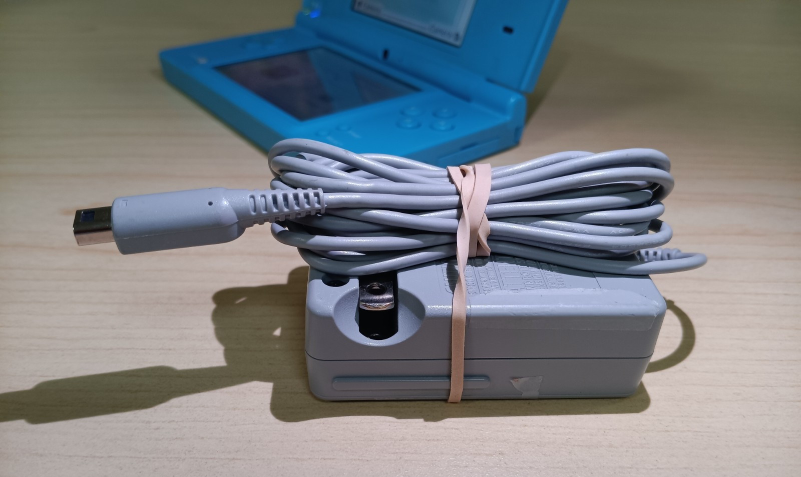 Nintendo DSi light blue console bundle w/ 5 games & charger- Tested