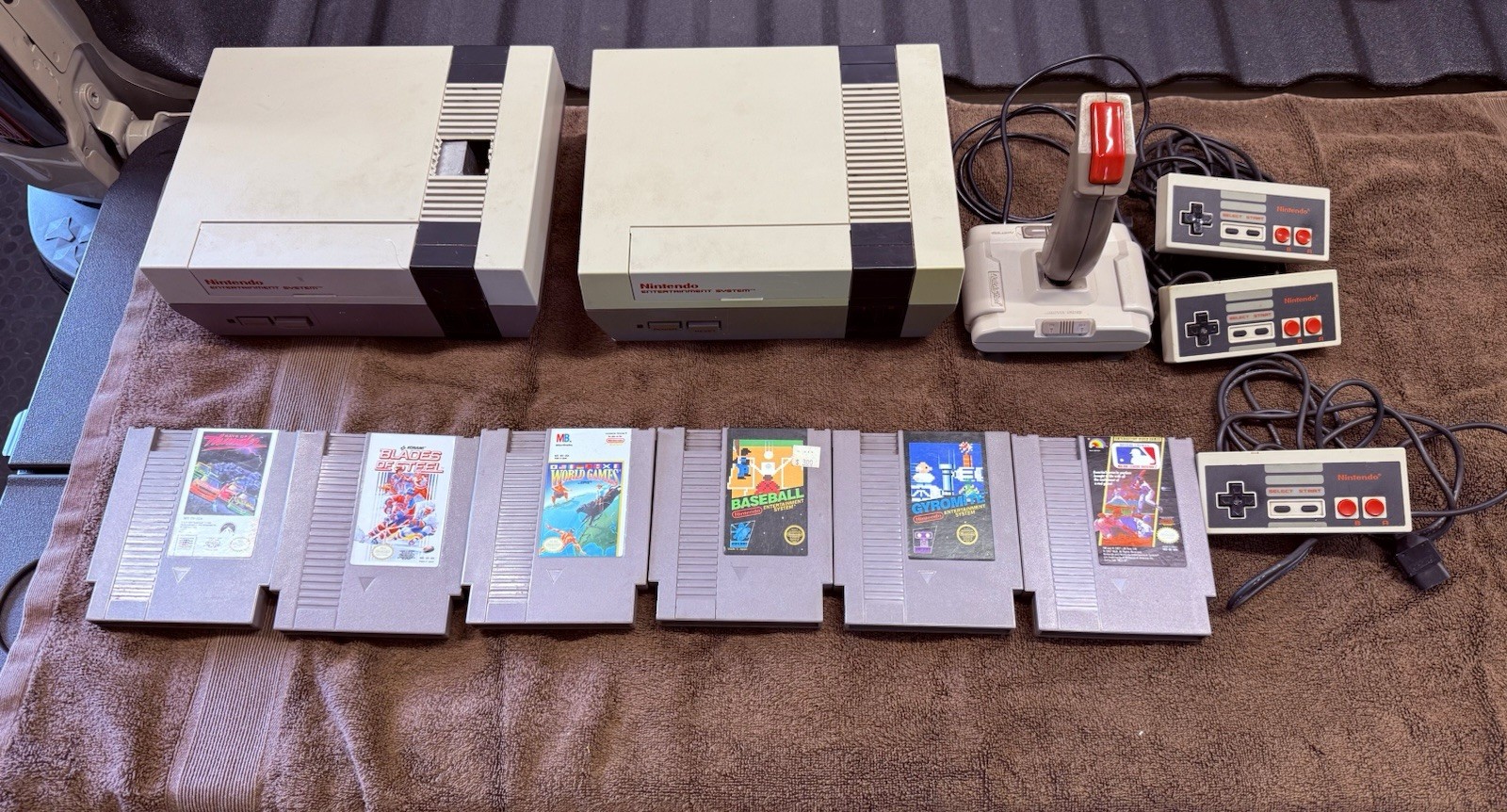 VINTAGE 1985 NINTENDO NES-001 QTY 2 CONTROL DECK BUNDLE, 6 Games, 4 Controllers.
