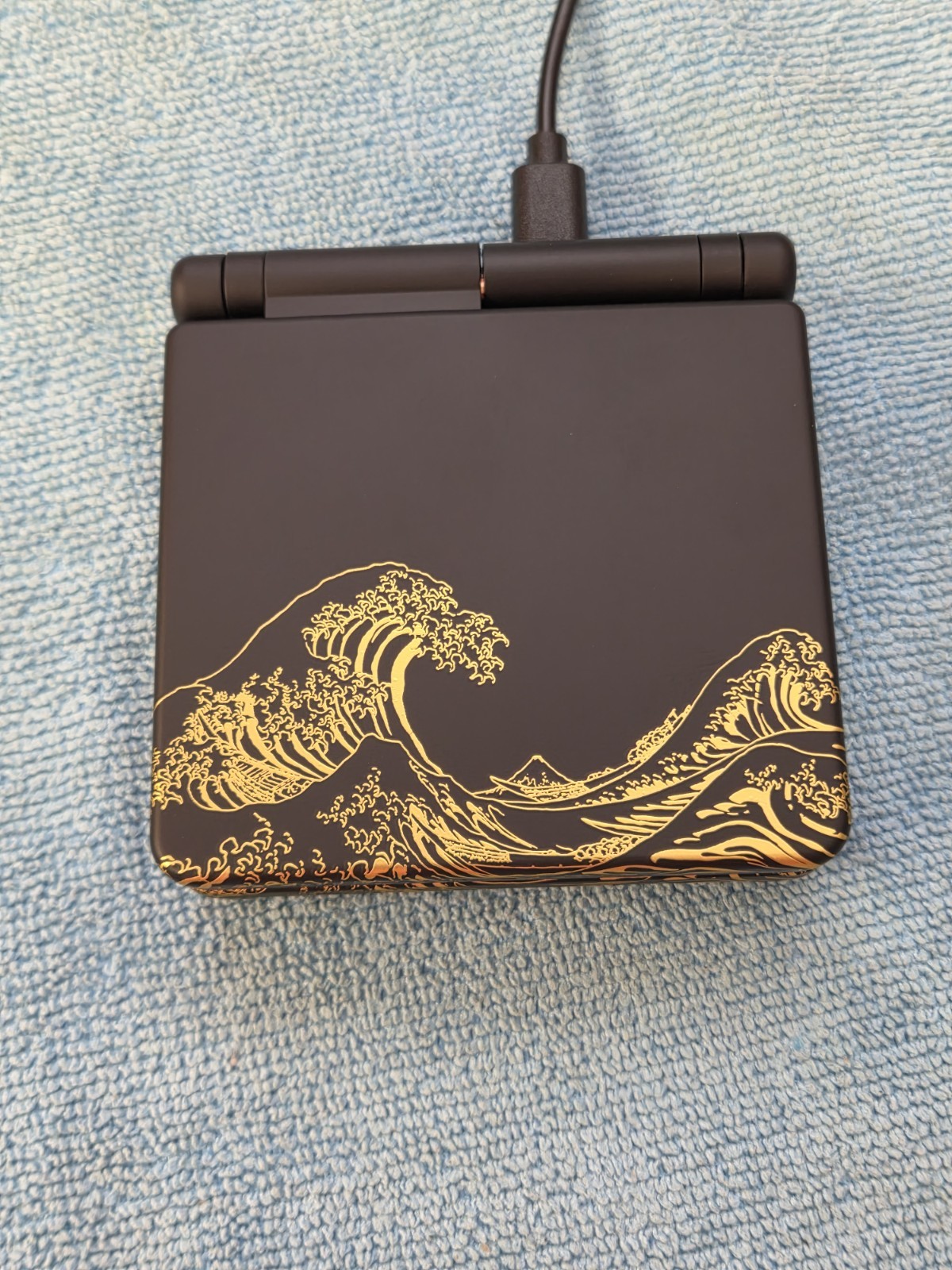 GBA SP – USB-C Charge – Hispeededido IPS – eXtremeRate “The Great Wave” Shell