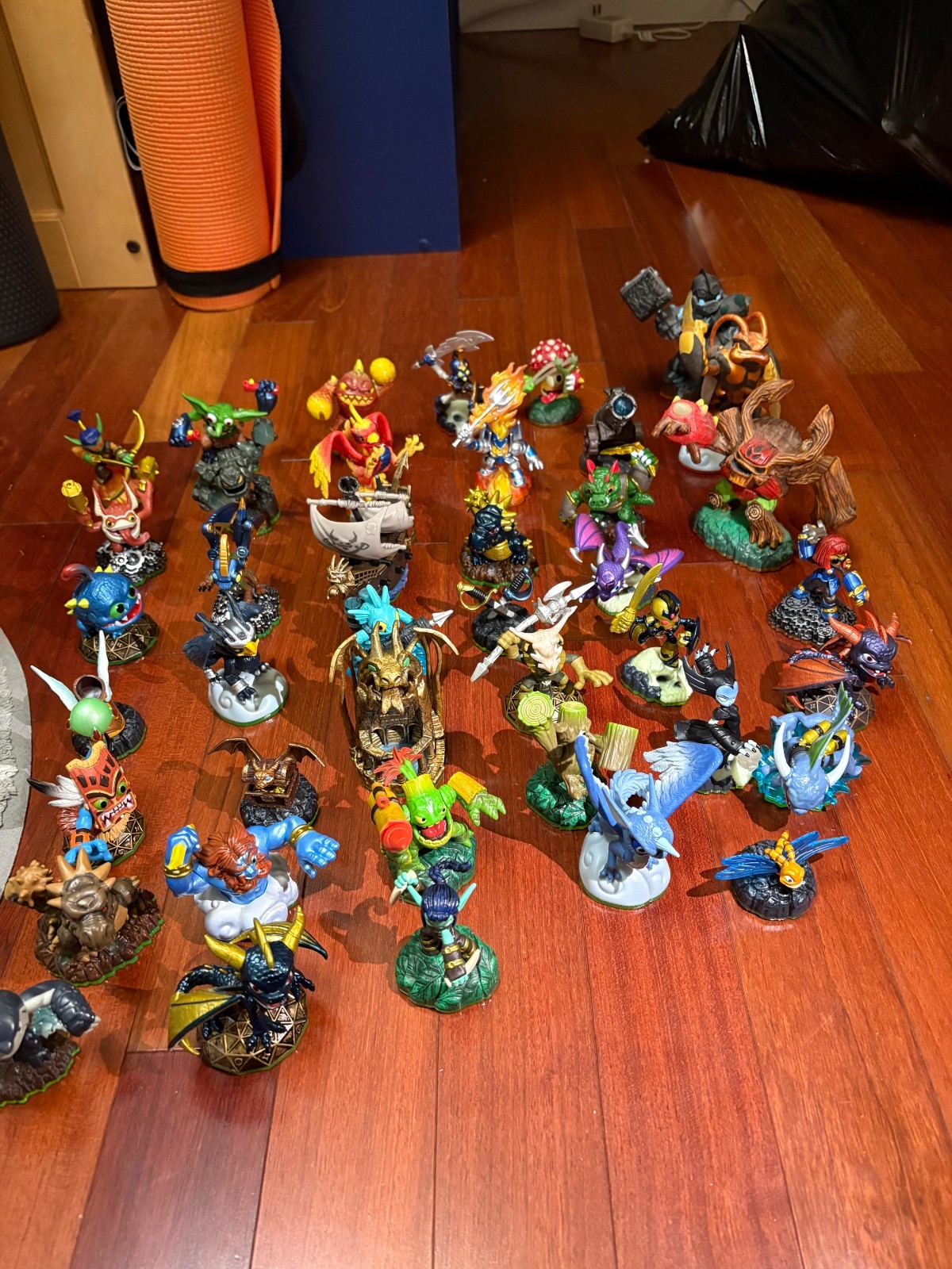 Skylanders Mixed Lot – 33 Regular, 3 Giants – 36 FIGURES TOTAL