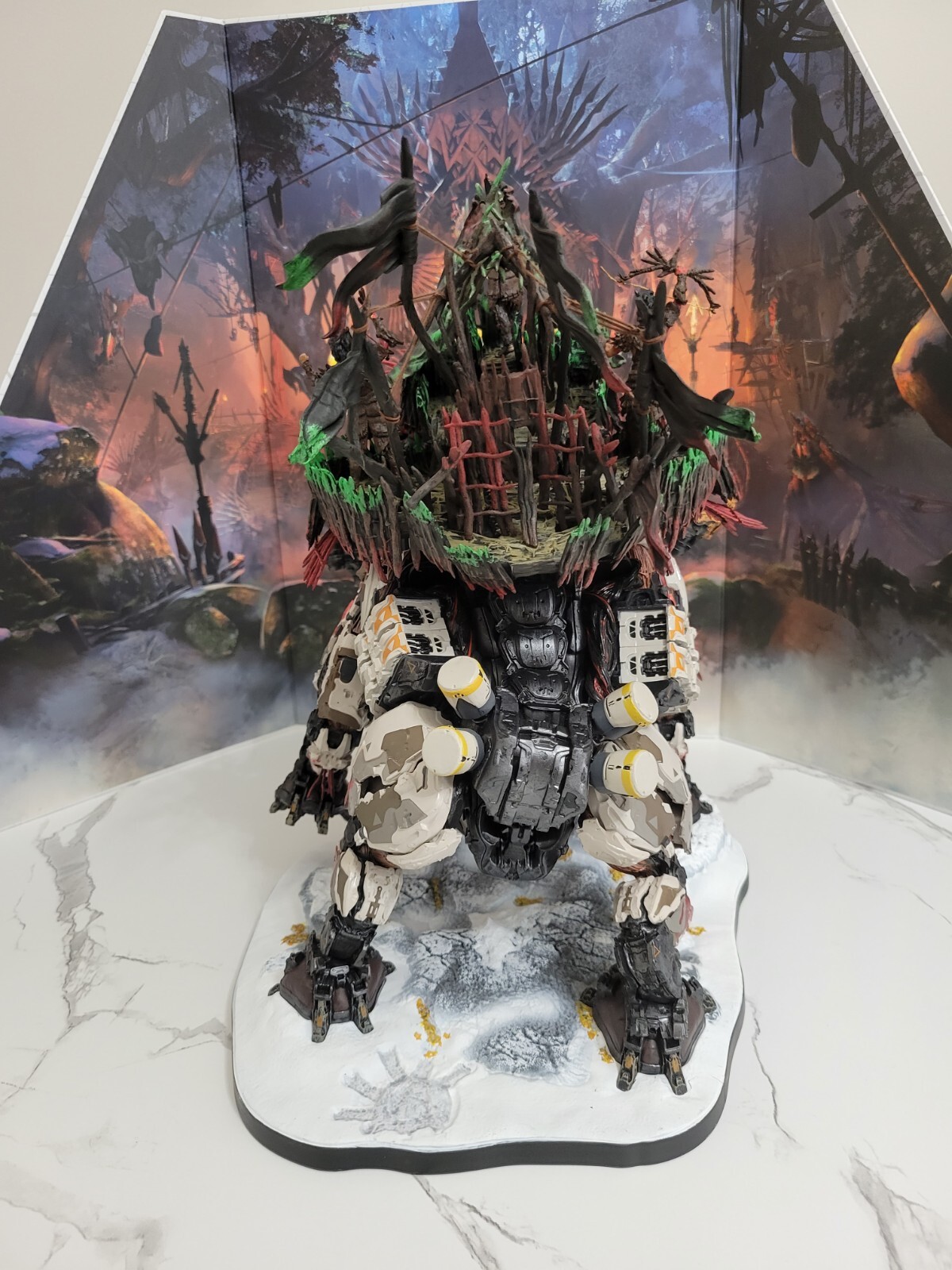 Horizon Forbidden West Regalla Edition Tremortusk Mini Aloy Statue & Background
