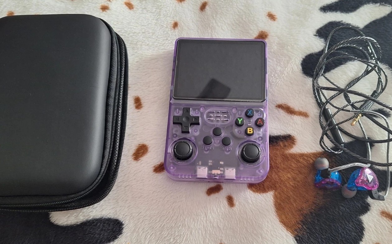 R36S Retro Handheld Video Game Console Linux System With Case And Earbuds