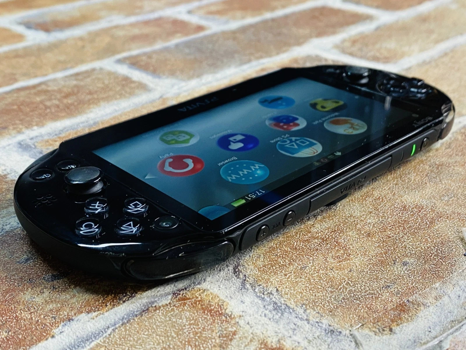 PS Vita Black PCH 2000 SONY PlayStation Japan 8GB Memory Charger No.3D