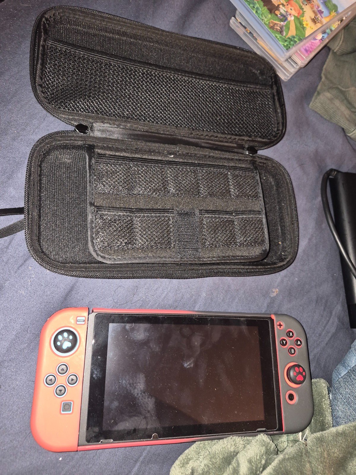 Nintendo Switch – WORKS – Includes dock, joycons, carrying case and five games