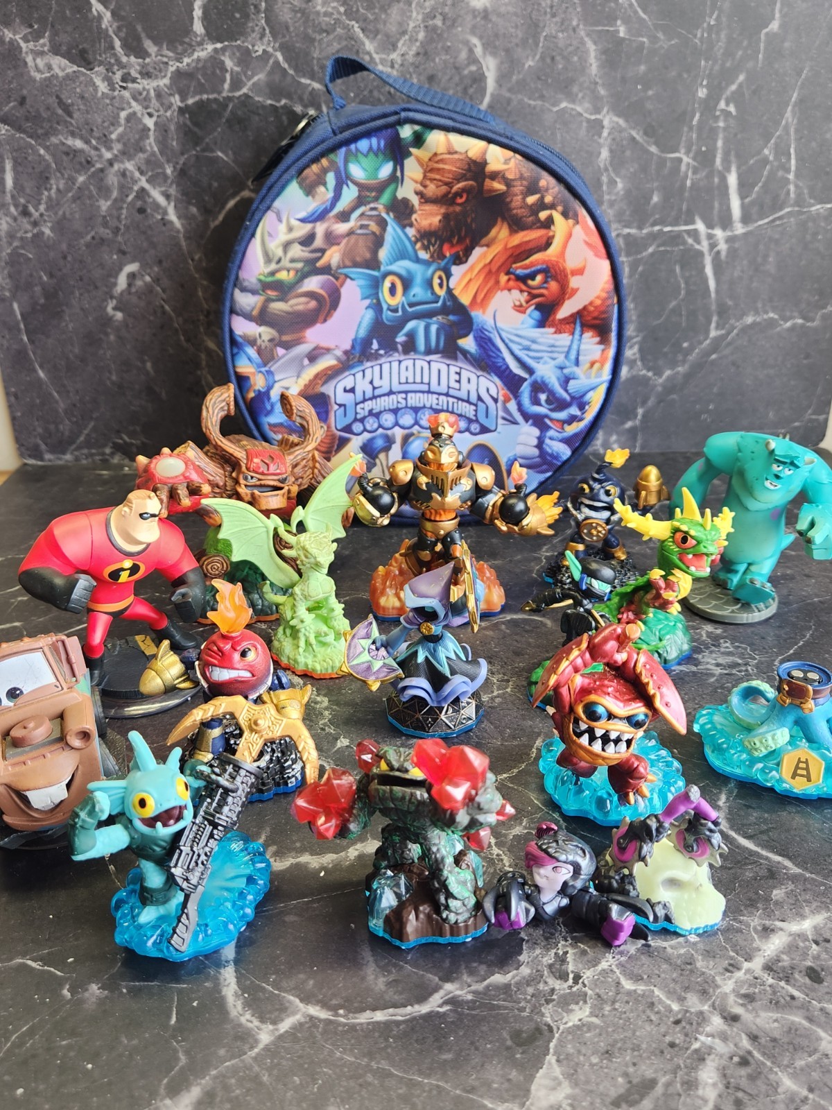 Lot Of 15 Assorted Skylanders Figures W/ Green Carrying Case Swap Force/Disney.