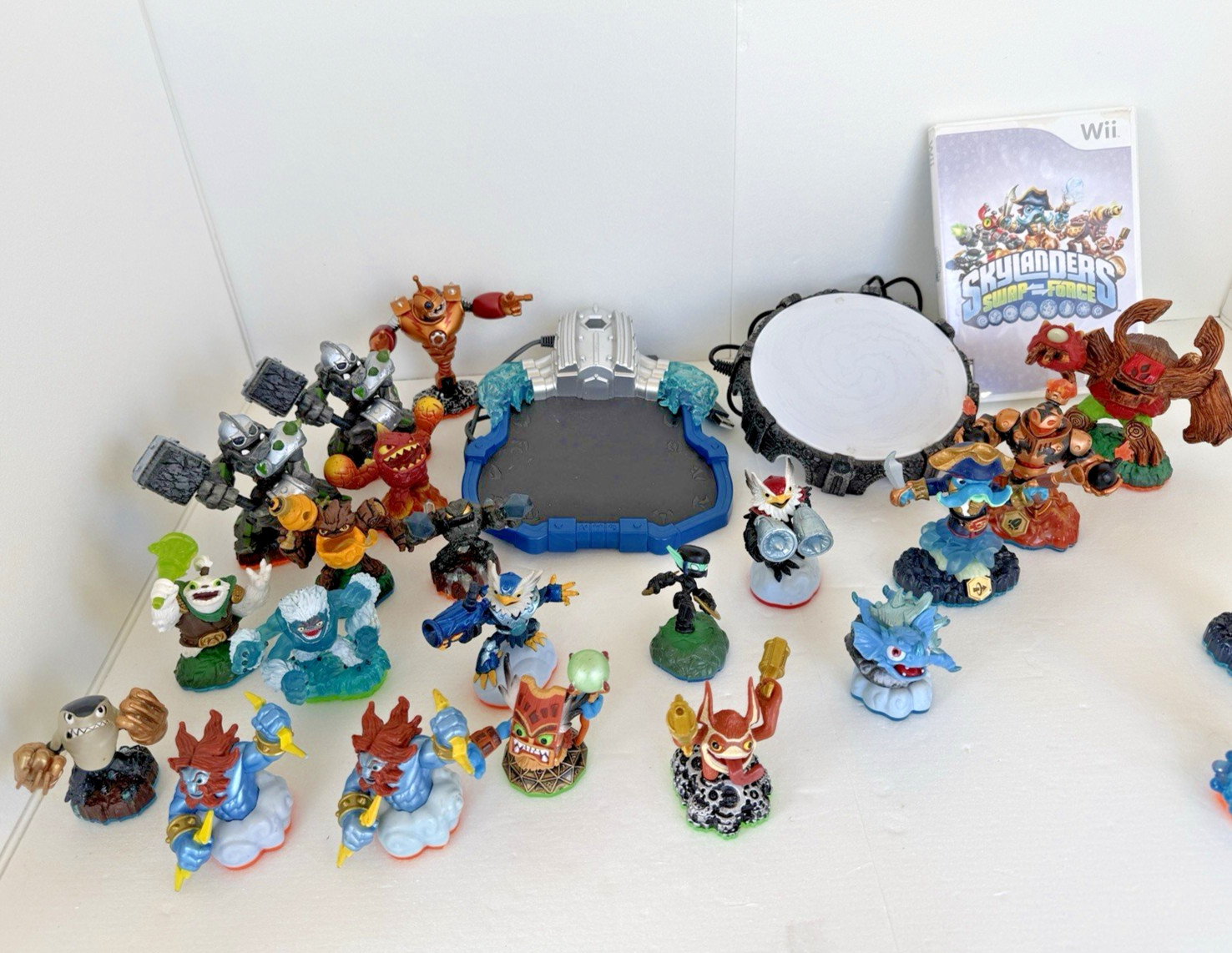 Activision Skylanders Lot of 25 Figures + 2 Portals Wii/PS3/PS4 Universal *READ