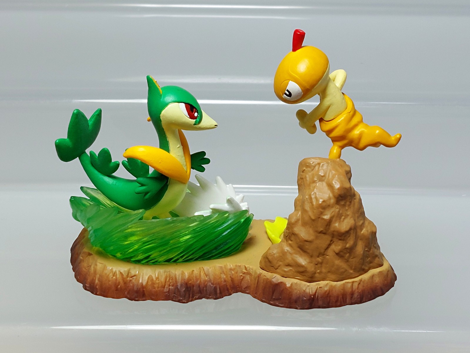 Scraggy vs Servine Pokemon Battle Motions Figure Diorama Bandai 2011 Japan 2.4in