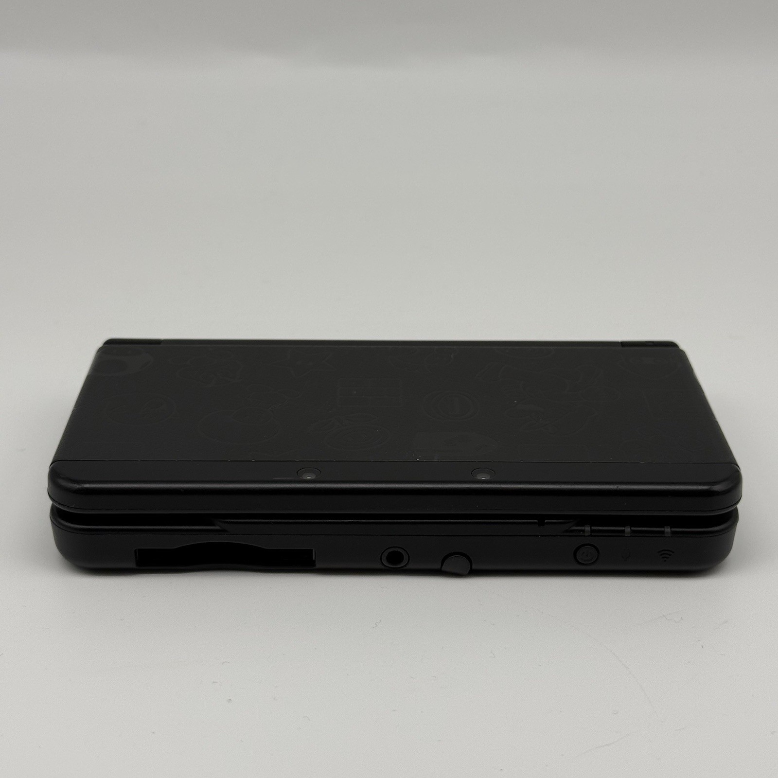 “new” Nintendo 3DS Super Mario Black Special Edition Console w/Charger – Tested