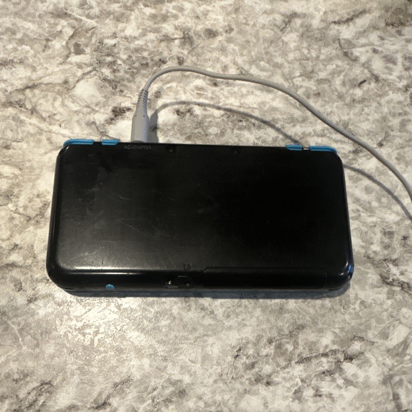 Nintendo New 2DS LL Black/Blue Shoulder Button Broken