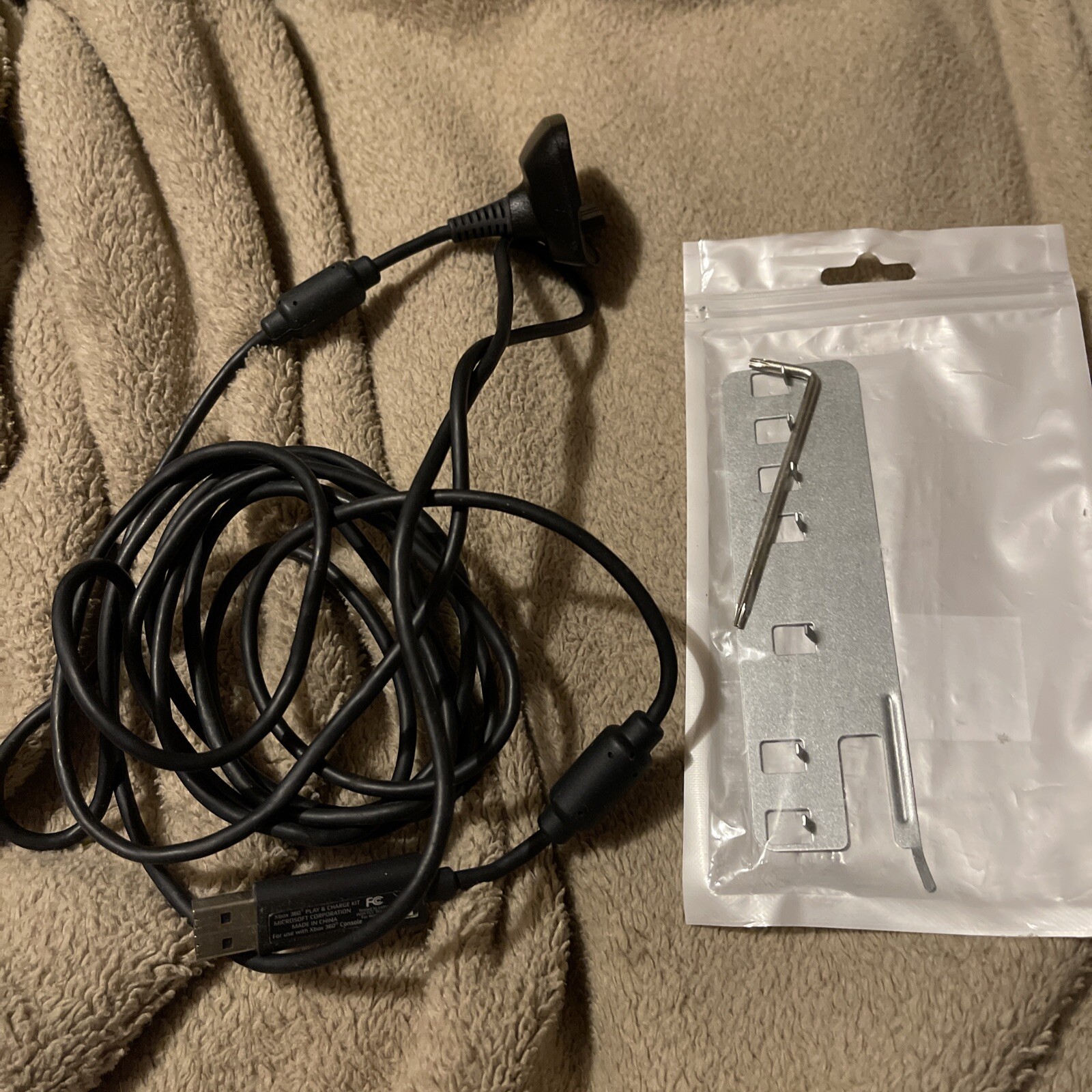 Microsoft Xbox 360 Console Bundle Not Sure If It’s Broken. Needs Work.