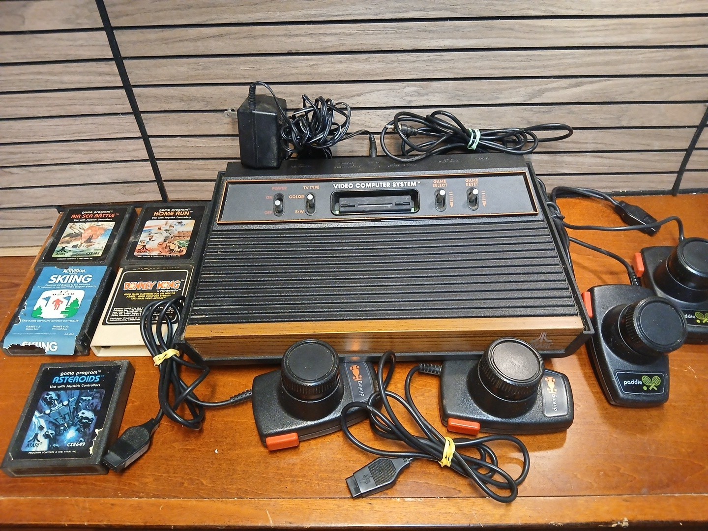VINTAGE ATARI CX-2600A CONTROLLERS, 5 Games, & PWR ADAPTER *UNTESTED* (DE)