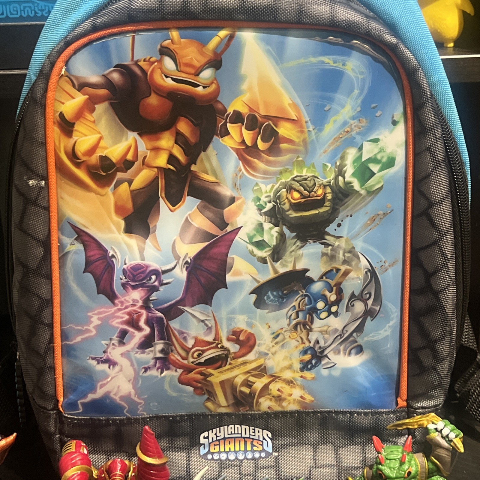 Skylanders Figures and Crystal Traps Vehicle w Skylanders Giants Carrying Bag