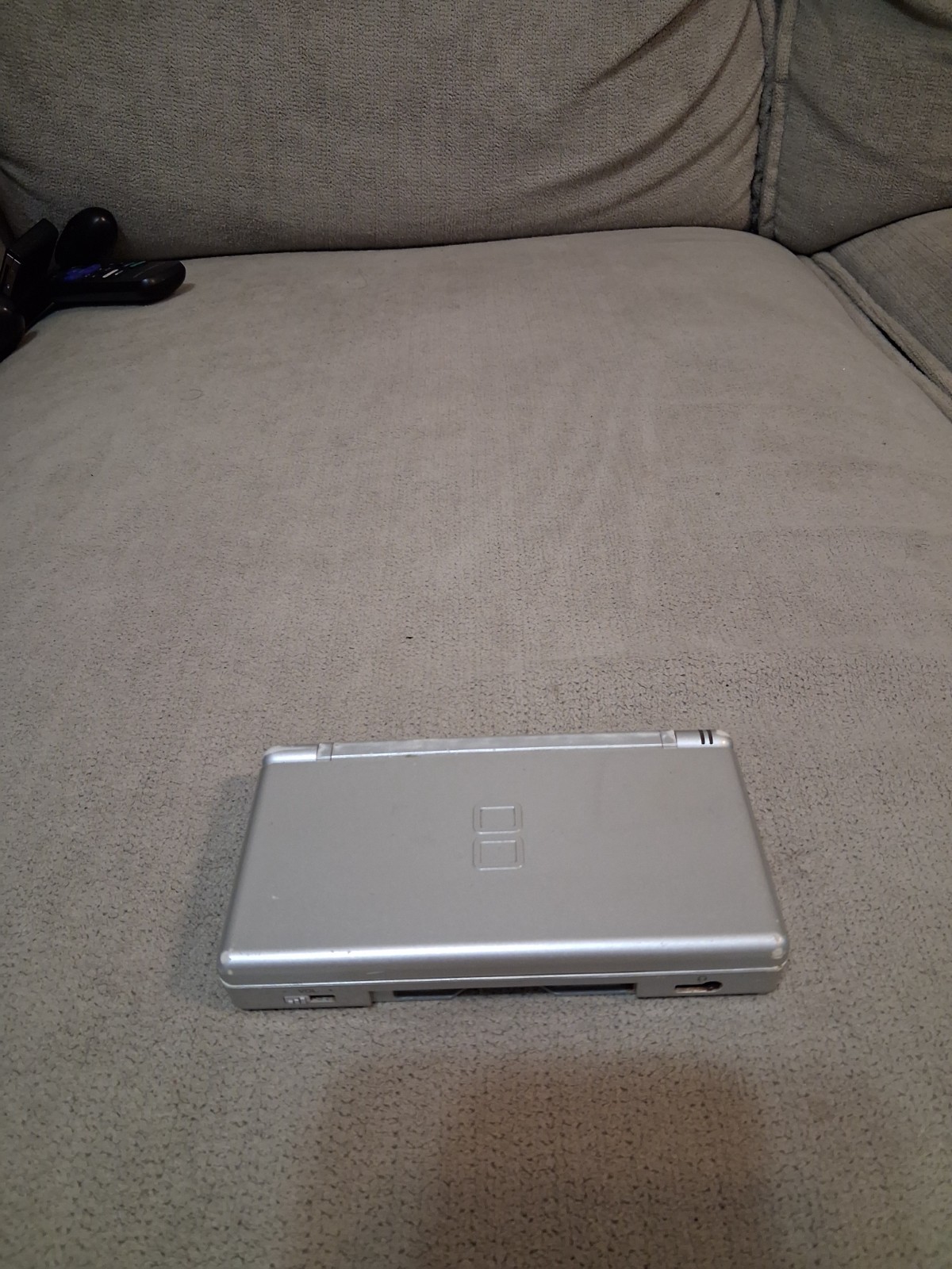 (DAMAGED, READ DESCRIPTION) Nintendo DS Lite Silver Handheld (NO STYLUS)