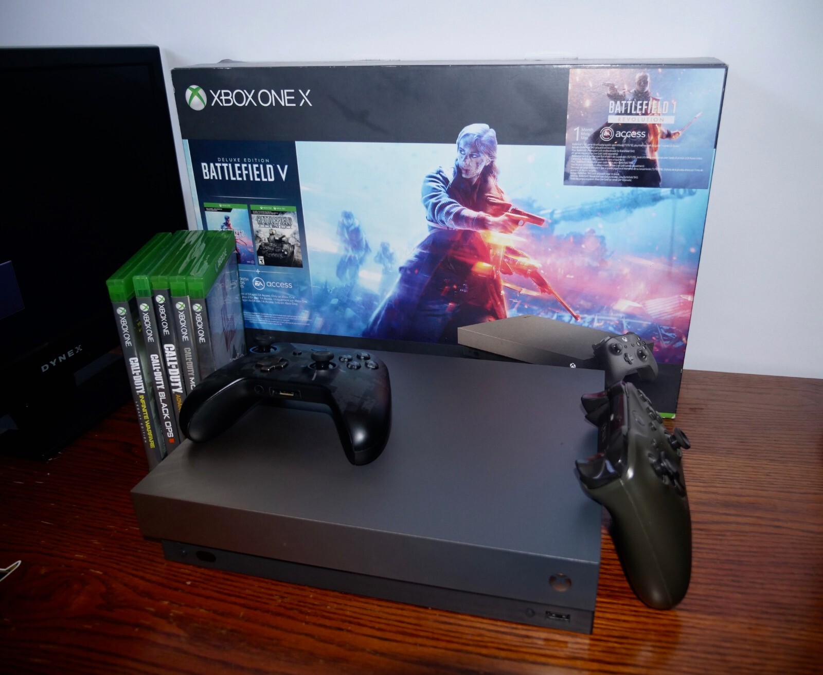 Microsoft Xbox One X / 500GB SSD / Gold Rush Special Edition Battlefield V