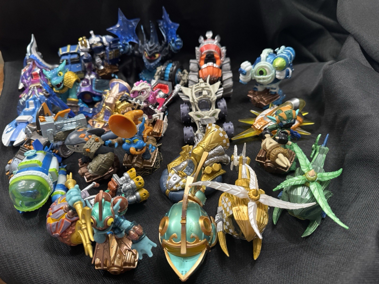 Skylanders Figures & Vehicles 26 Mixed Lot See Pictures