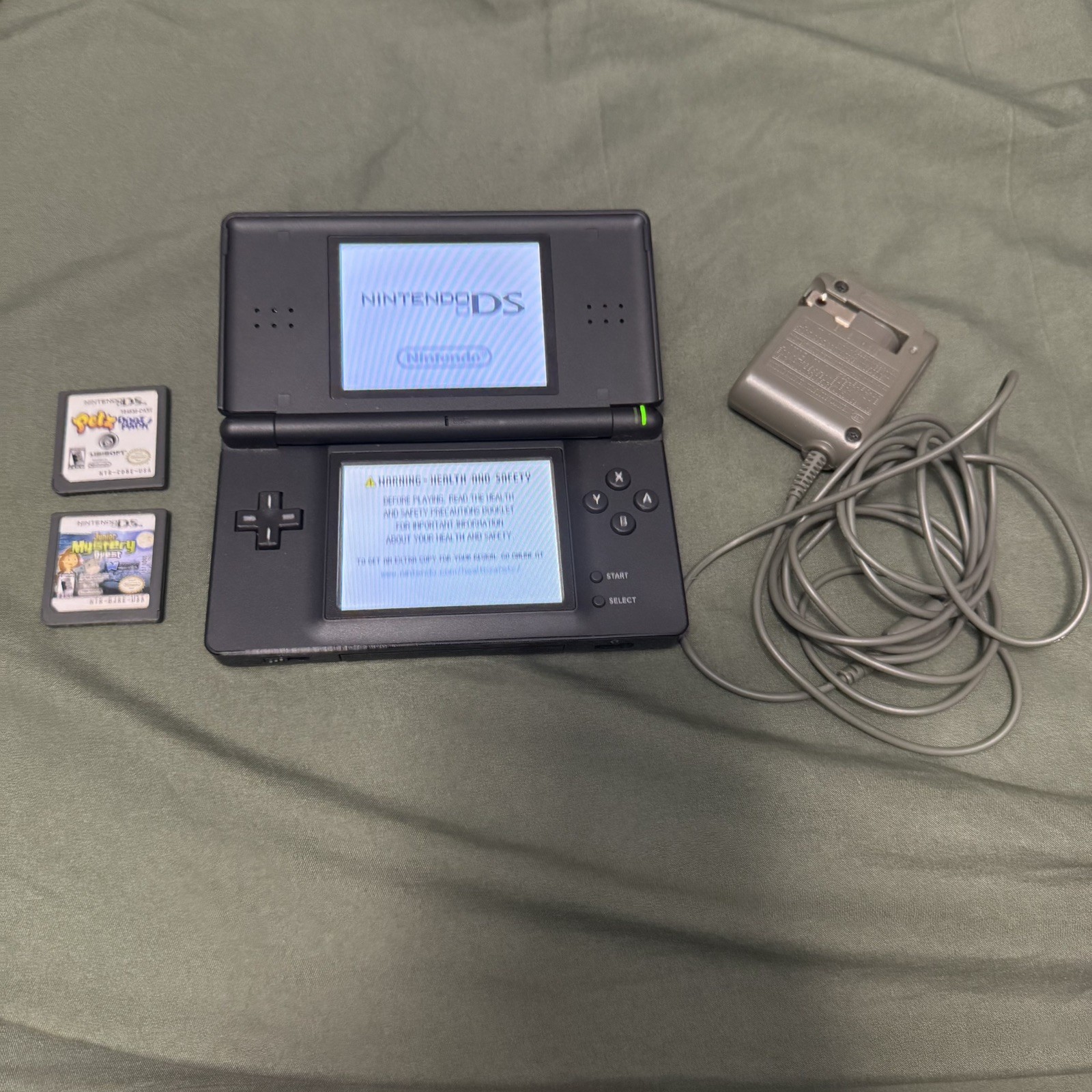 Black UGS-001 DS Lite in Excellent Condition (Charger & Stylus included) 2 Games