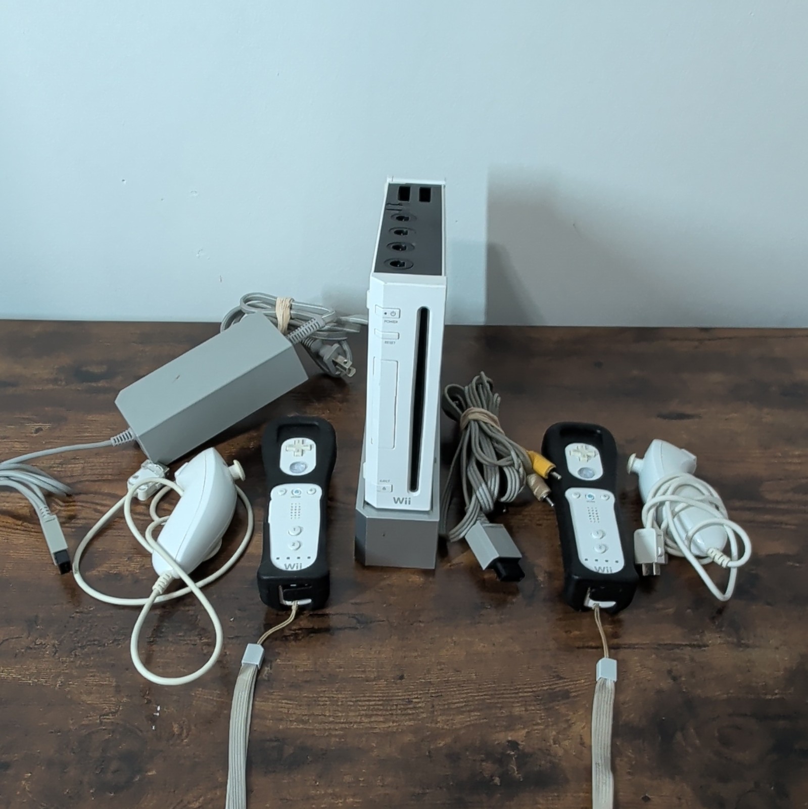 Nintendo Wii RVL-001 NTSC-U/C White Composite RCA 480p Console 2 Wii Remotes