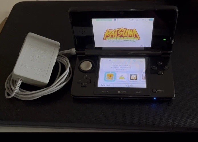 NINTENDO 3DS W/17 GAMES & ORIGINAL CHARGER 2GB NEAR MINT CONDITION BLK/GREY