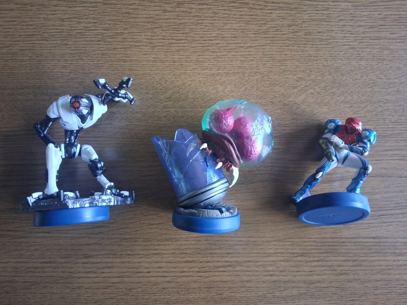 Metroid Amiibo lot of Dread version Samus, Metroid tube, and a white EMMI unit