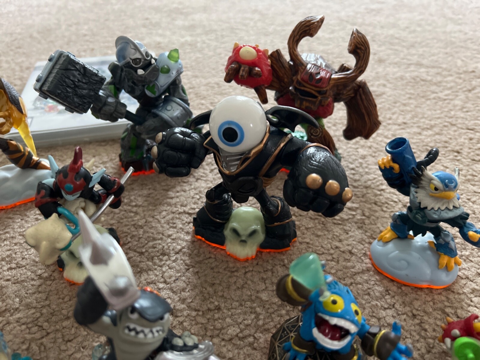 Skylanders Giants – Lot of 19 Figures with game included