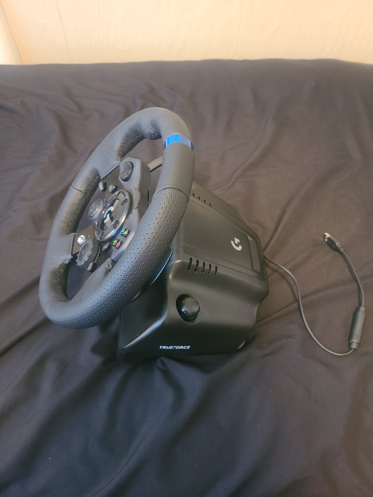 Logitech G923 Racing Wheel with Pedals for Xbox Series X/S, Xbox One & PC