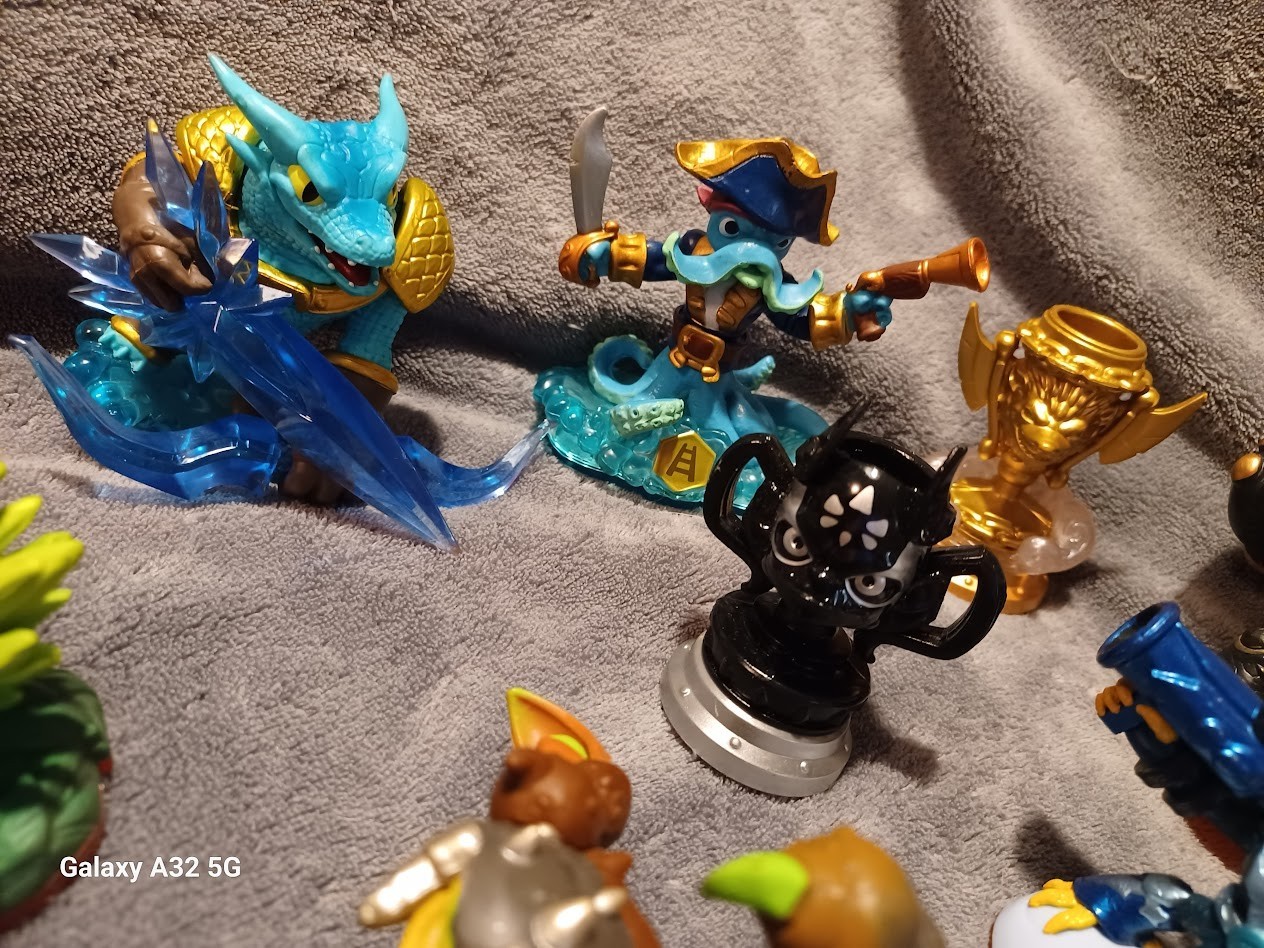 Mixed Lot of Skylanders: Giants,Trophies, Super Chargers etc. (14 in total)