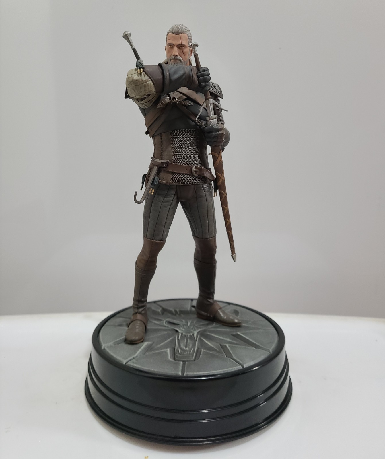 The Witcher 3 Geralt Grandmaster Ursine Armor 9.5″ Statue Dark Horse Deluxe
