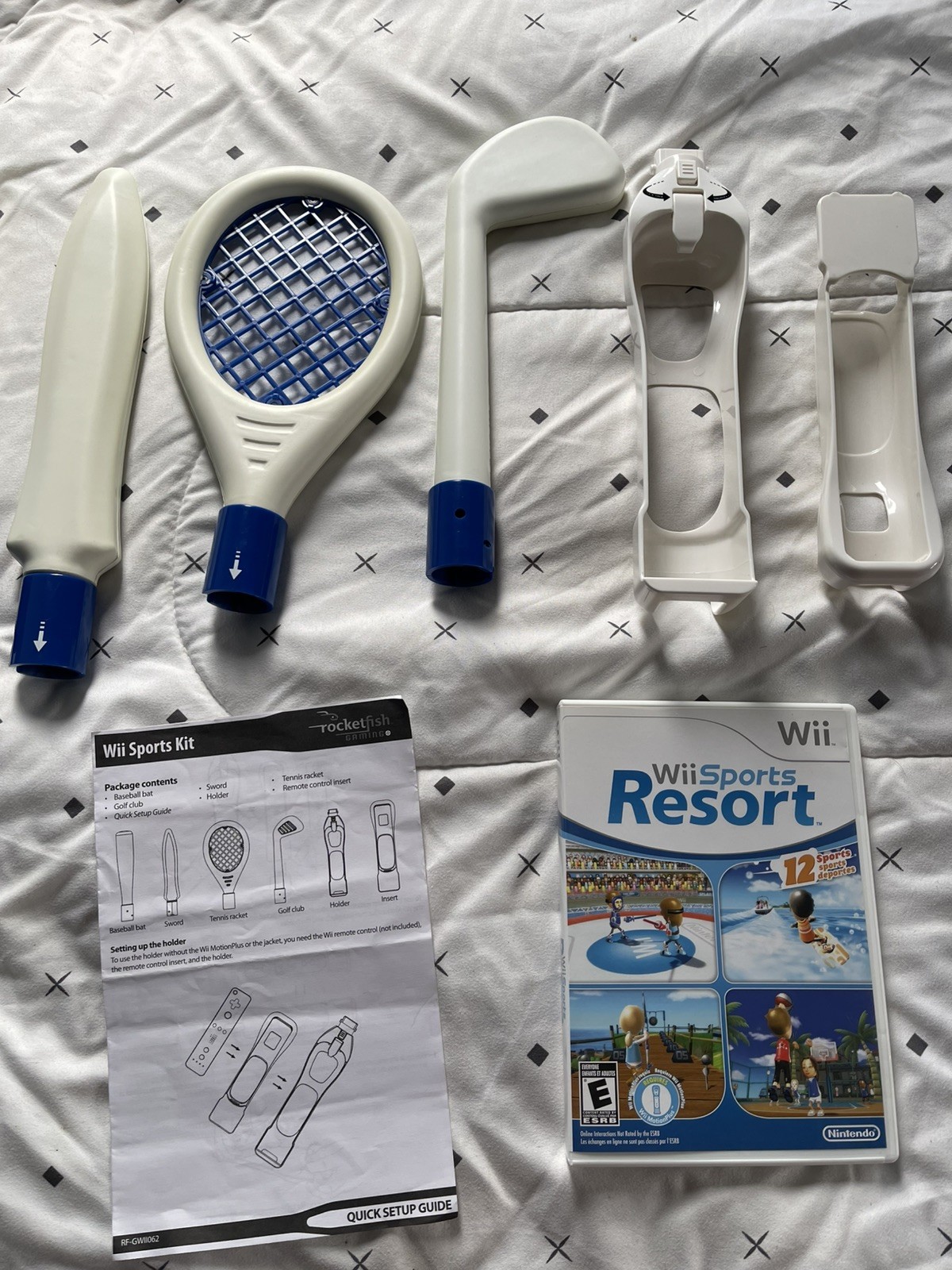 Wii Sports Resort Wii-Motion Plus Bundle. Includes 2 Remotes Excellent Cond