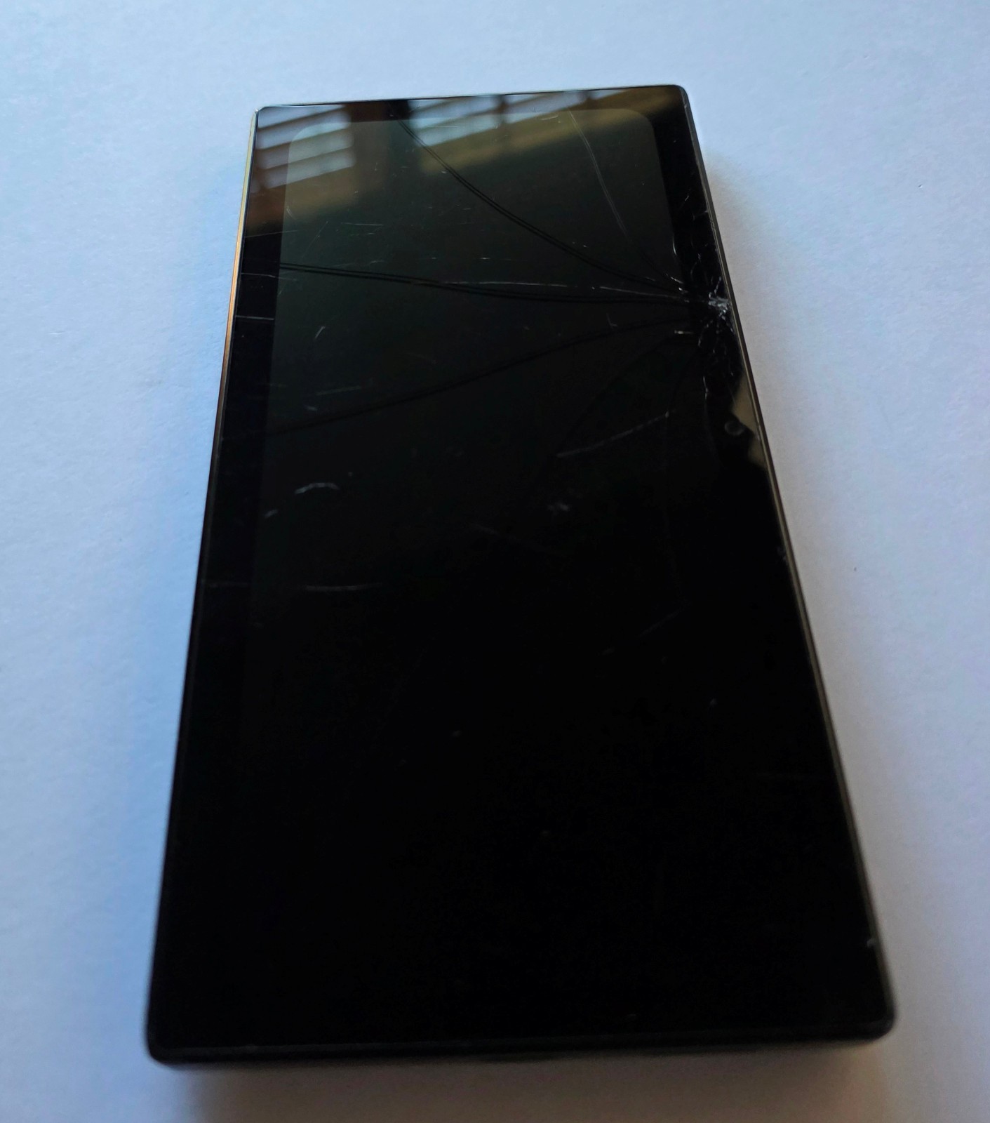 Black Razer Edge 5G Gaming Handheld Android 128GB TABLET – Works but has CRACKS