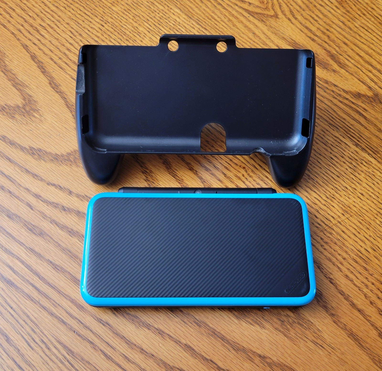 New Nintendo 2DS XL Black / Turquoise – 64GB – Charger and Grip – Fast Ship!!