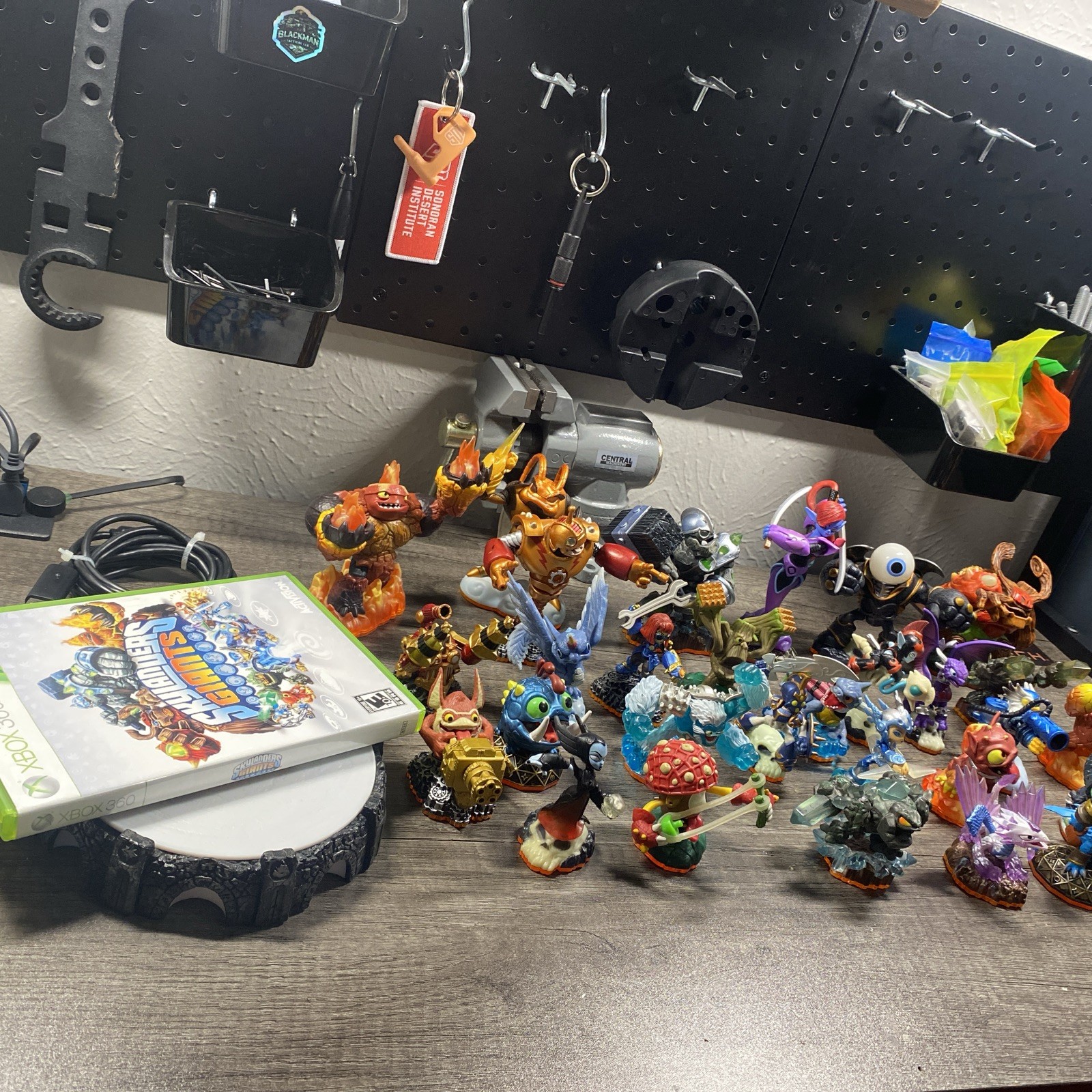Skylanders Giants Lot Of 30 Figures With Portal And Game Xbox 360 Tested Spyro