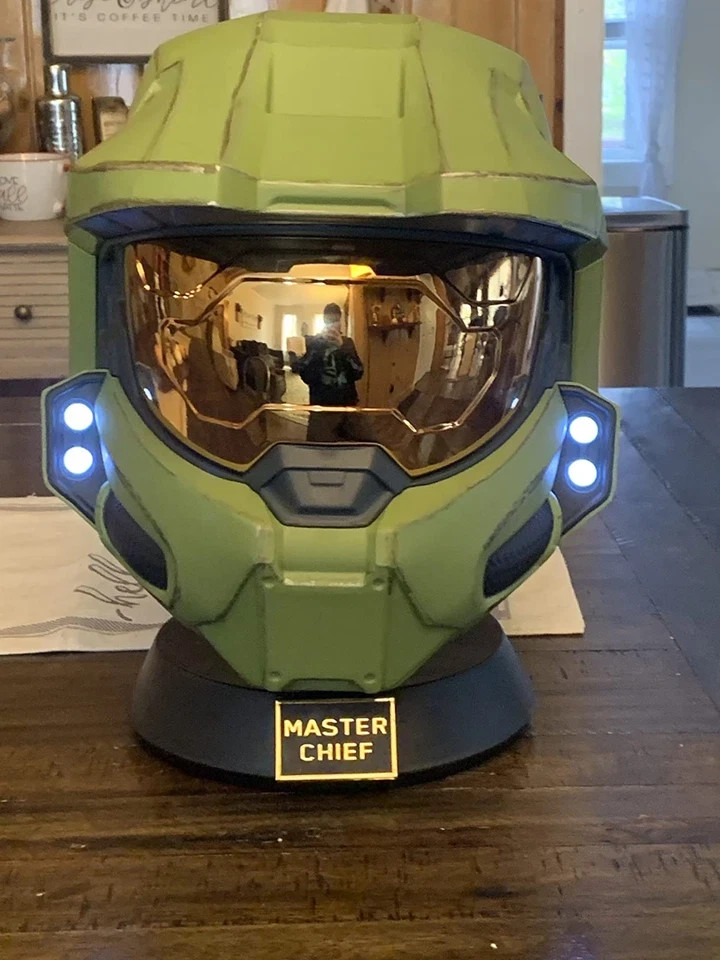 Halo Master Chief Deluxe Helmet with Stand – LED Light | free shipping