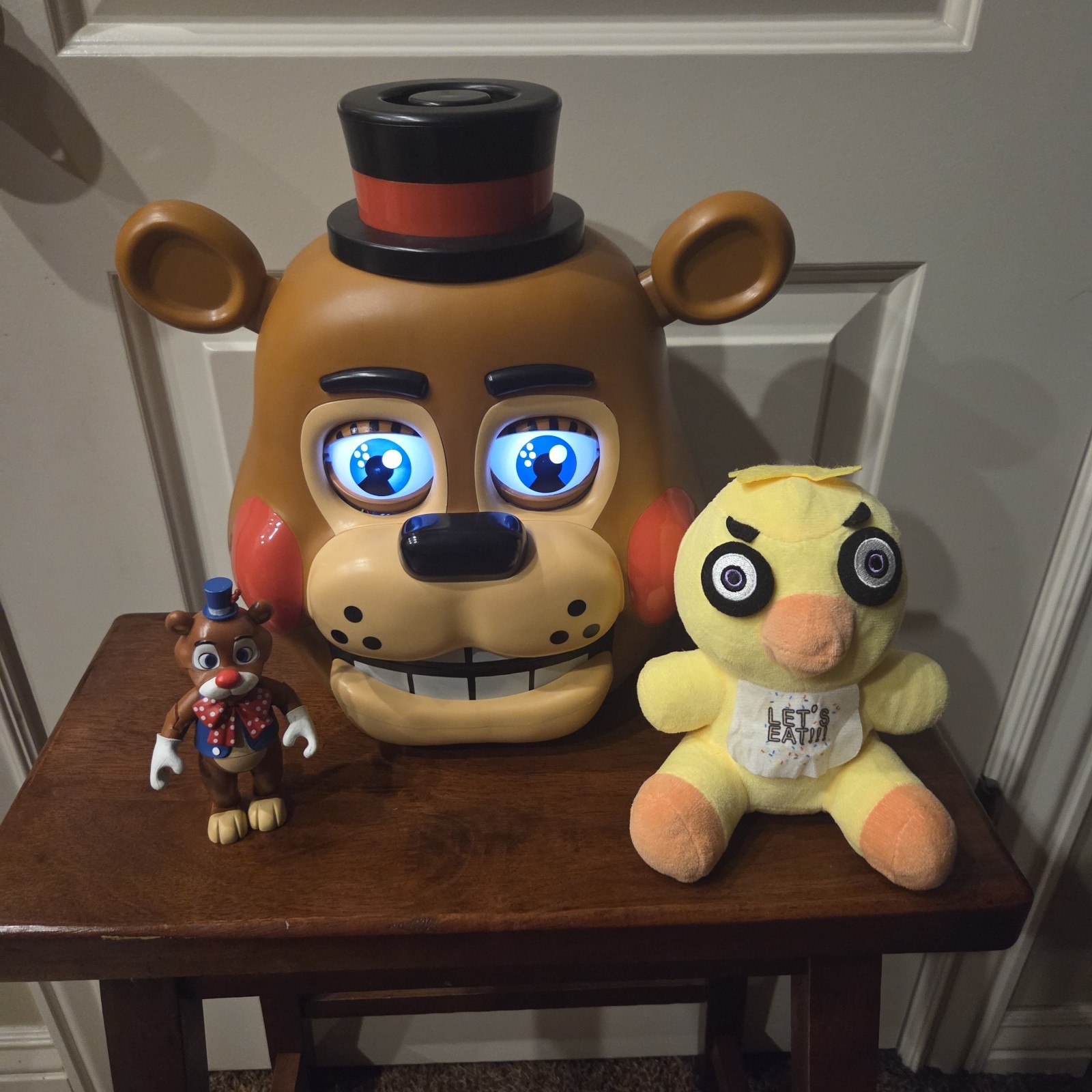Five Nights at Freddy’s Animatronic Head/Bank w Extras, Lights up!