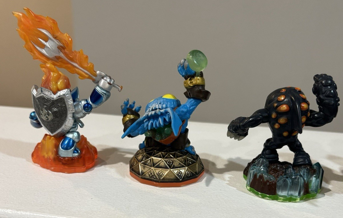 7 ASSORTED ACTIVISION SKYLANDERS VIDEO GAME FIGURES PHANTOM CYNDER MINI JIN