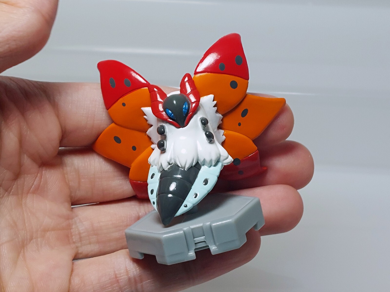 Volcarona Pokemon Moncolle Plus Figure Takara Tomy 2011 Toy Japan K05 2in