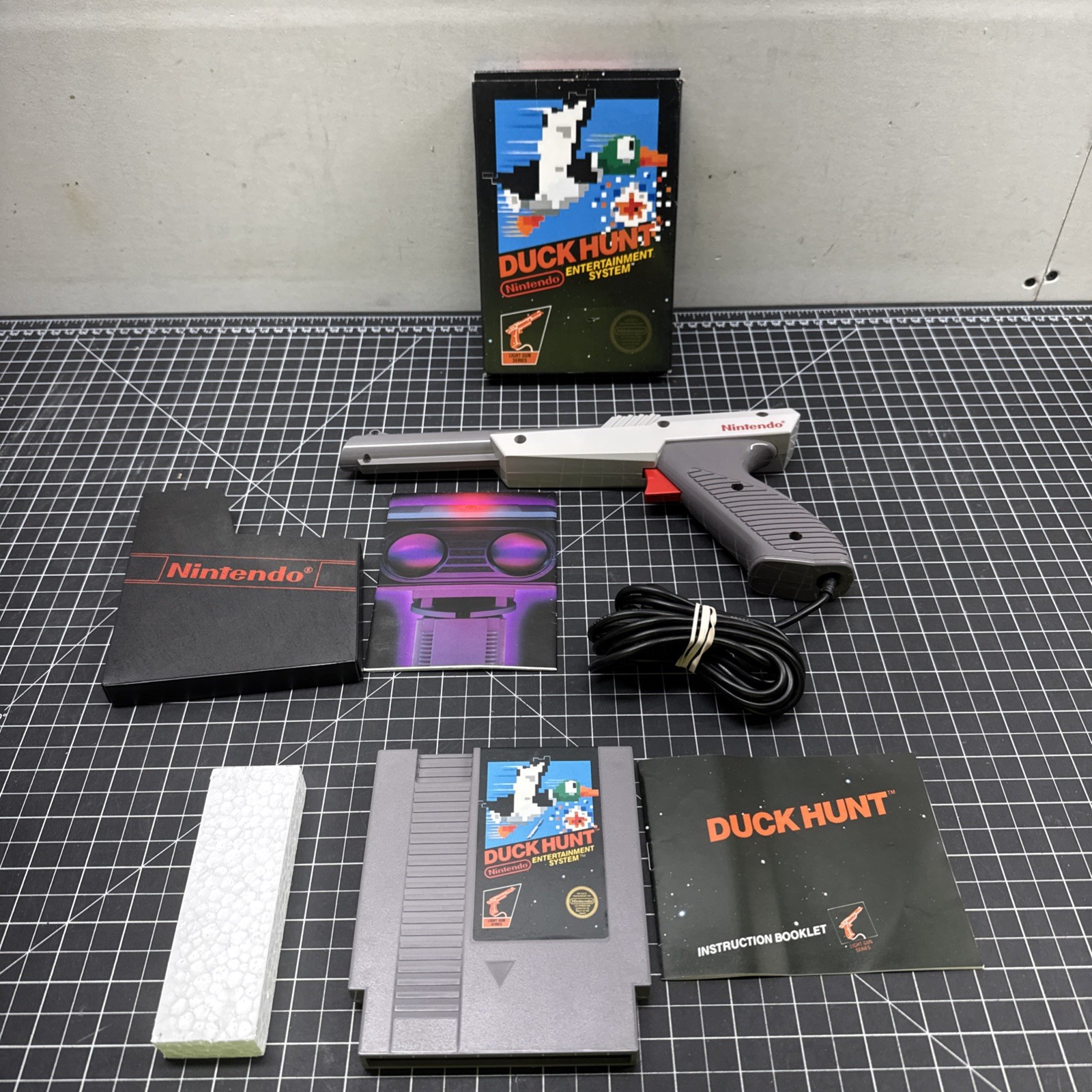 DUCK HUNT Nintendo NES CIB W/5 Screws/Manual/Hangtab/Poster/Zapper D3