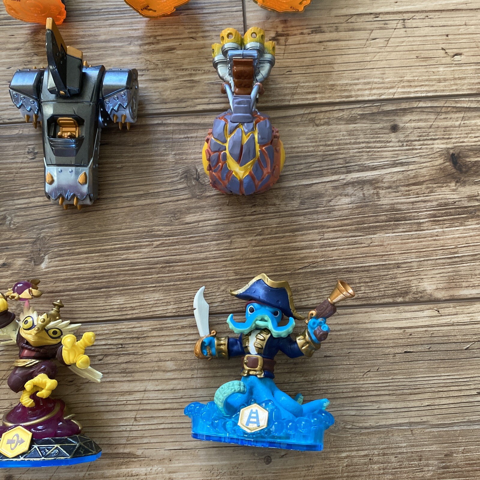 Activision Skylanders 32 Figure / Vehicle Lot 1 Portal 1 Case Crusher, Swarm