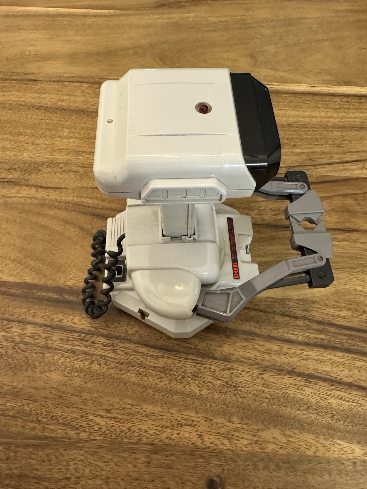Nintendo R.O.B ROBOTIC OPERATING BUDDY ROBOT NES 1985 Powers on with Gyromite
