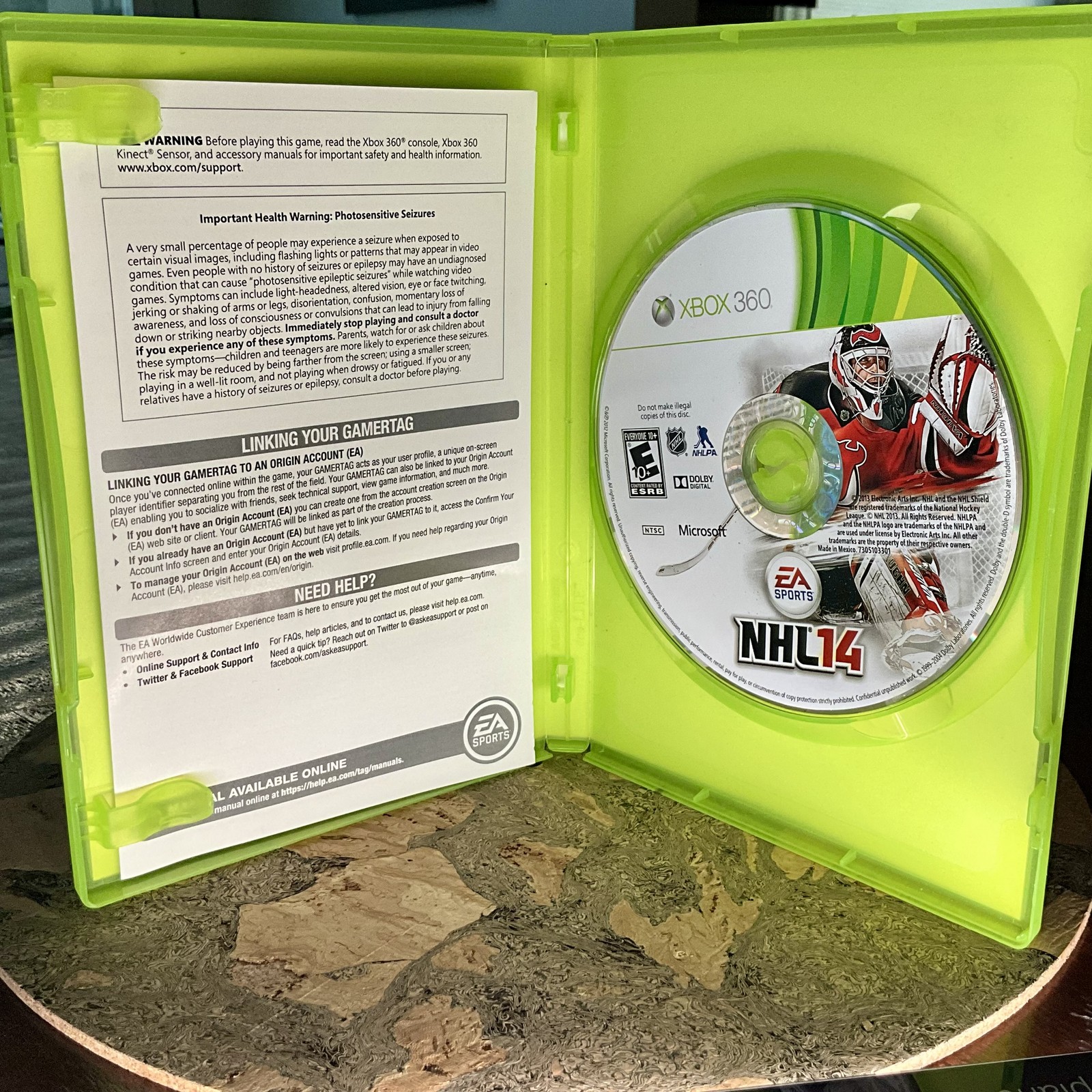 NHL 14 – Microsoft Xbox 360 (EA Sports) Hockey Video Game NTSC E10+