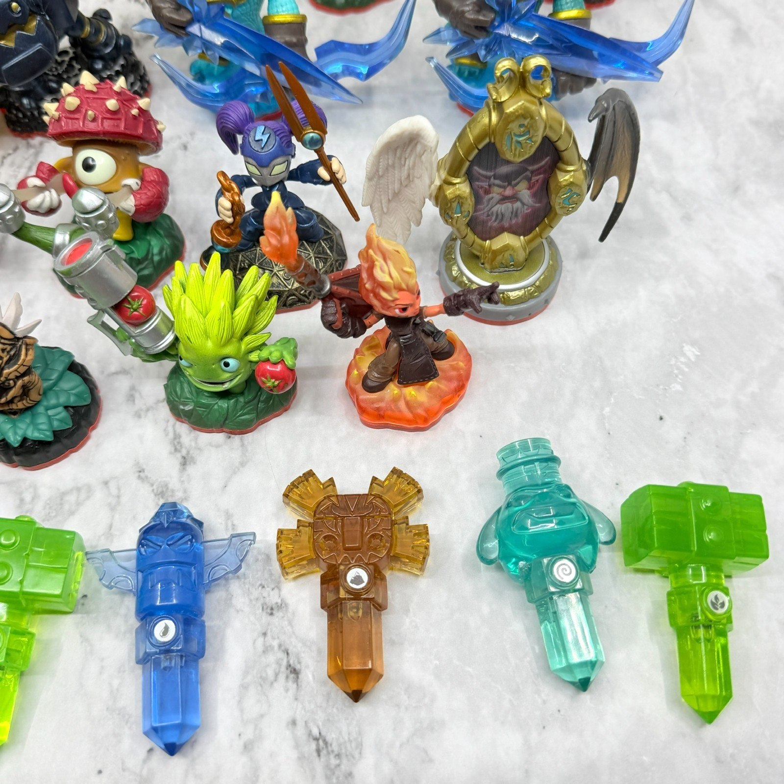 Skylanders Lot 26 Figures Crystals + 2 Cases Trap Team Trap Masters Tested READ