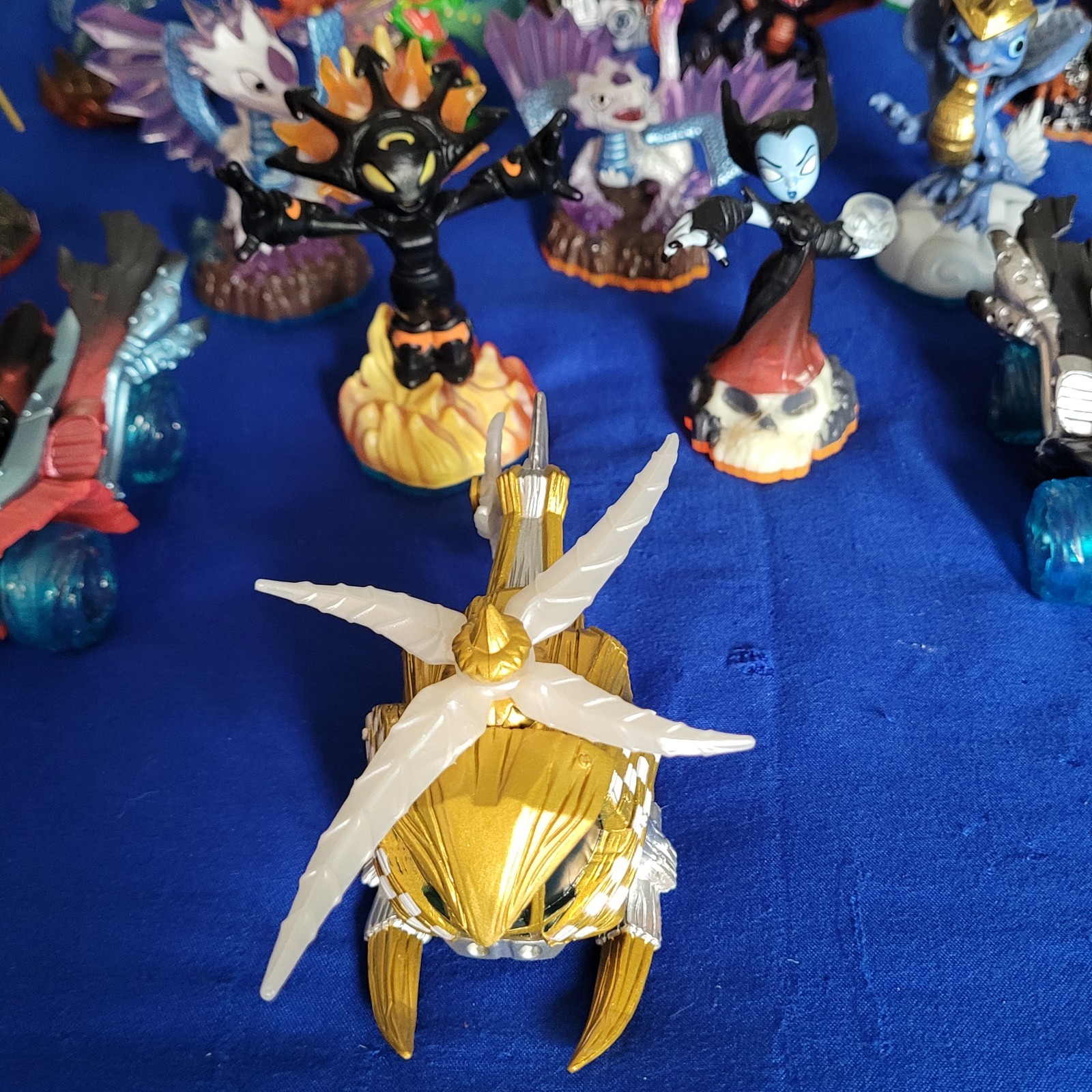 15 Assorted Skylander Figures And 3 Vehicles