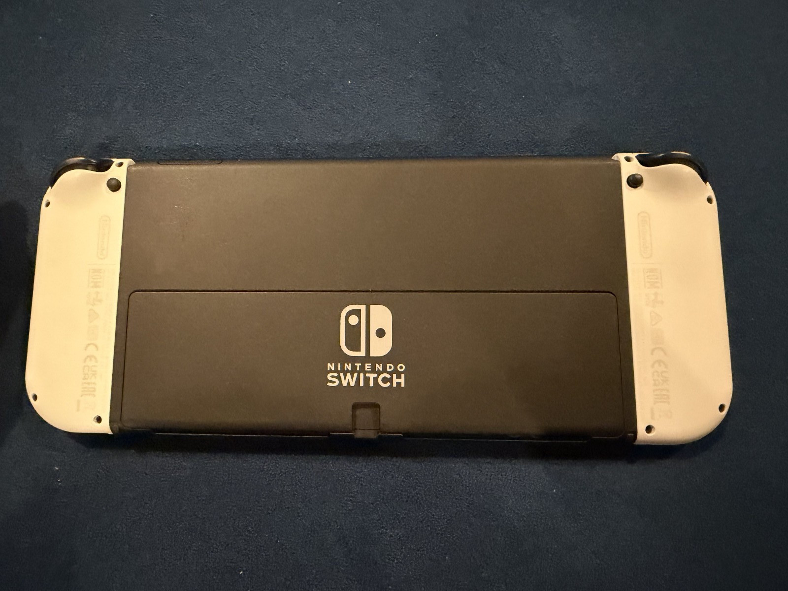 Nintendo Switch Oled Edition (Comes w/ charging stand, carrying case and Game)