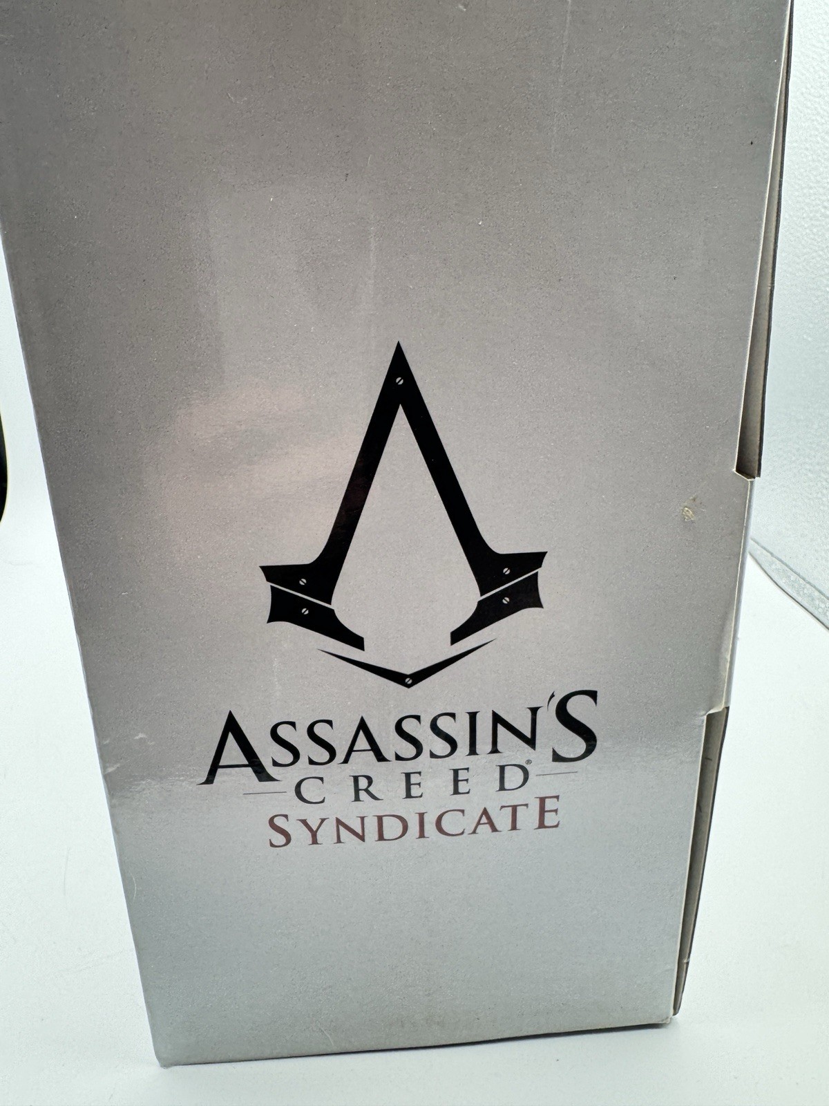 Assassin’s Creed Syndicate Assassin’s Gauntlet with Hidden Blade ships with Box